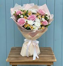 Букет цветов из:  Гвоздики, Орхидеи и Розы в Почепе