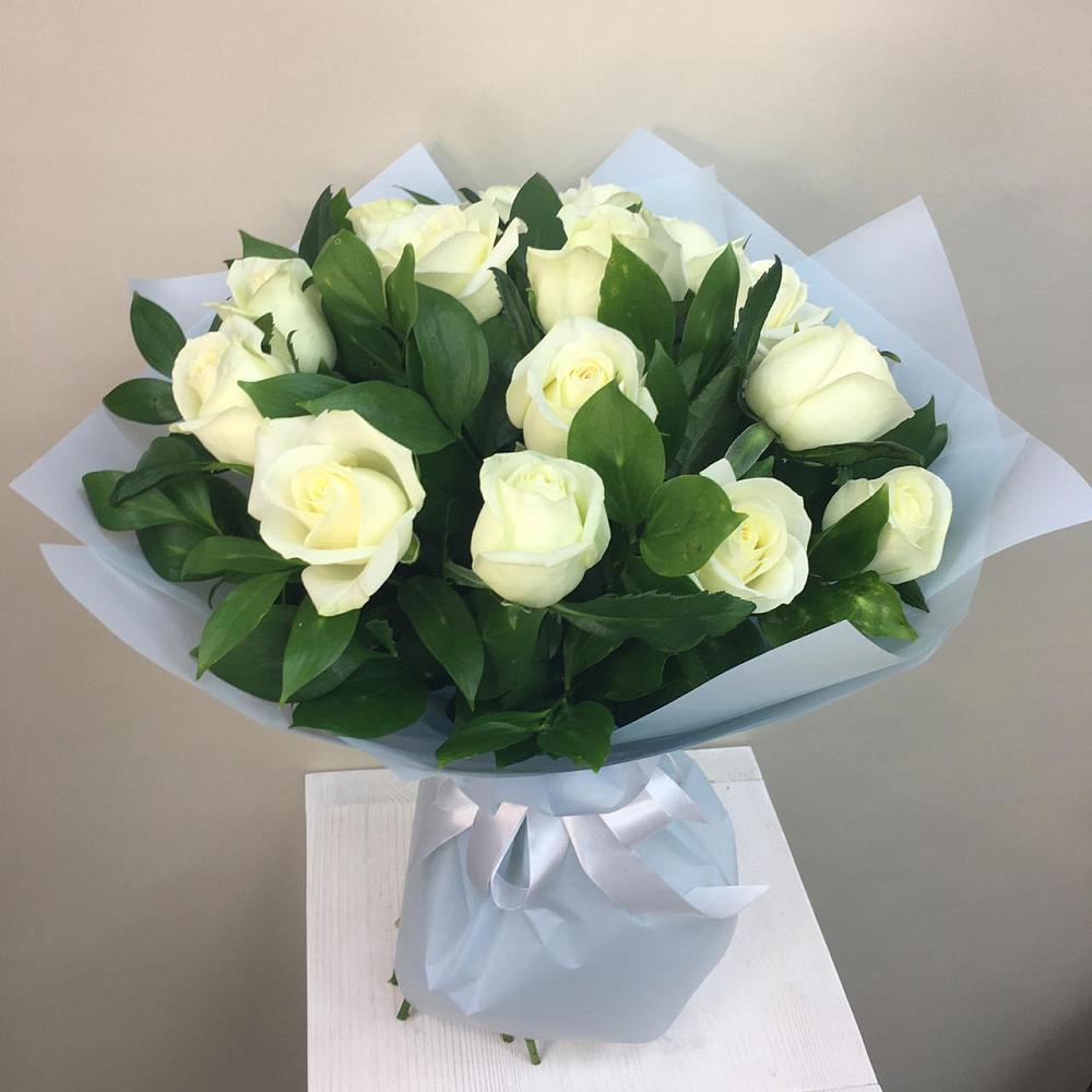 Букет 15 Белых роз Проуд в Почепе