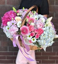 Композиция солнечный день в Почепе Цветочная композиция из Розы, Хризантемы, Пионы и Лизиантусы в корзине в Почепе