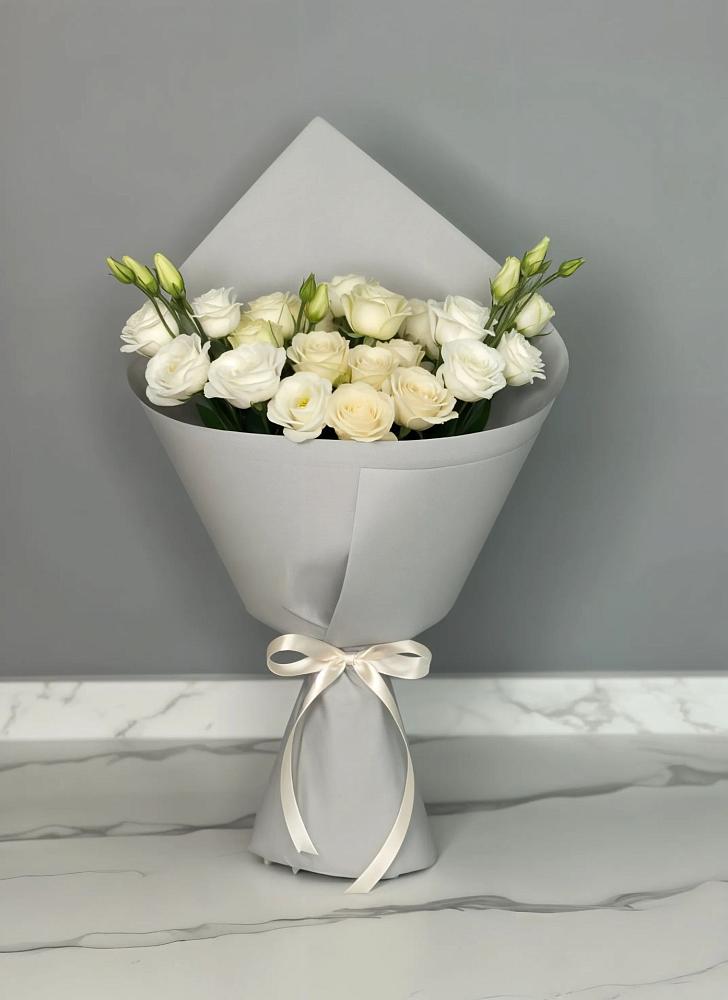 Букет цветов из: Розы и Лизиантусы в Почепе