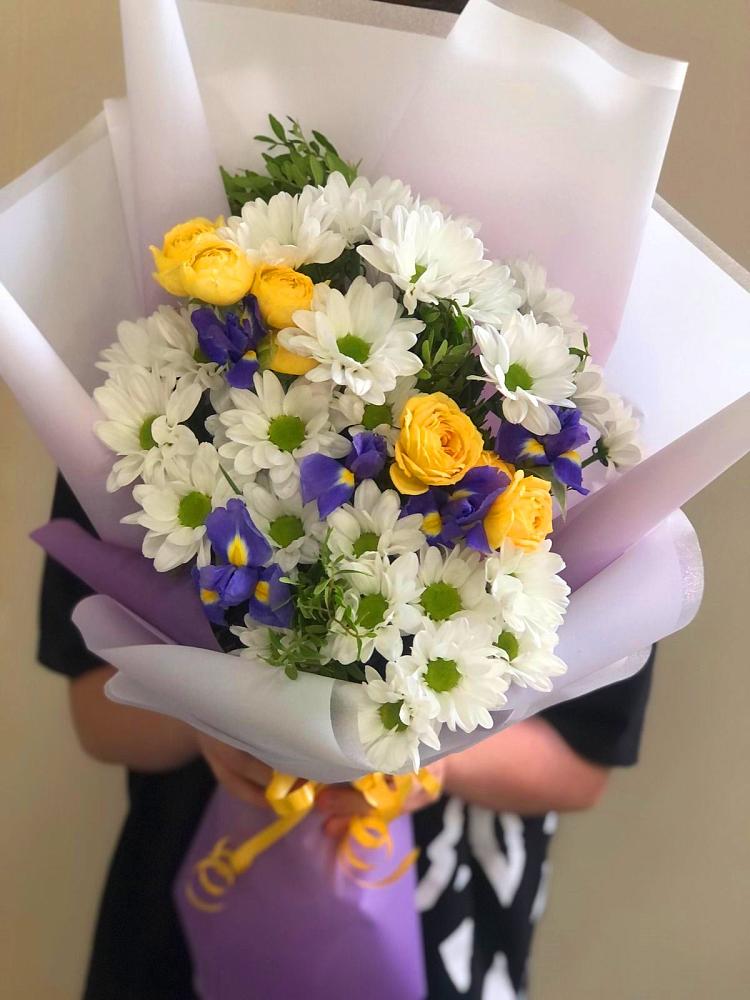 Букет цветов из: Ирисы, Хризантемы и Розы в Почепе