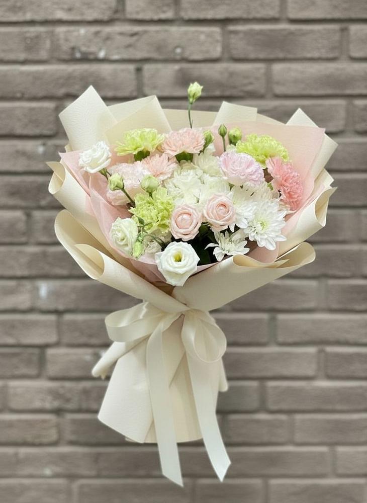 Букет цветов из: Гвоздики, Розы, Лизиантусы и Хризантемы в Почепе