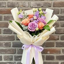 Букет цветов из:  Лизиантусы и Розы в Почепе