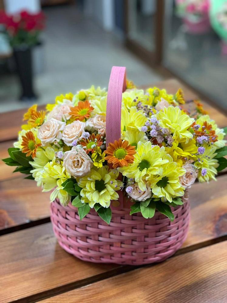 Цветочная композиция из Хризантемы и Розы в корзине в Почепе