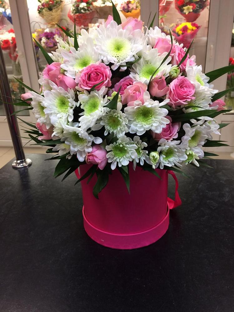 Цветочная композиция из Розы и Хризантемы в шляпной коробке в Почепе