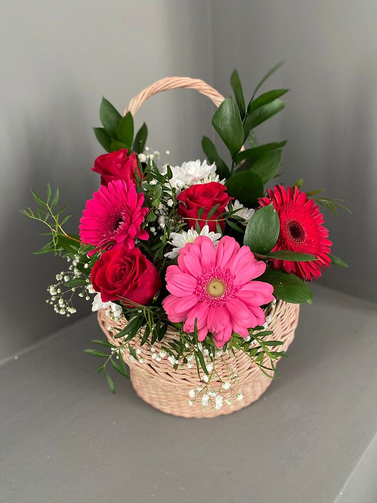 Цветочная композиция из Розы, Хризантемы и Герберы в корзине в Почепе