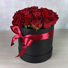 Цветочная композиция из Розы в шляпной коробке в Почепе
