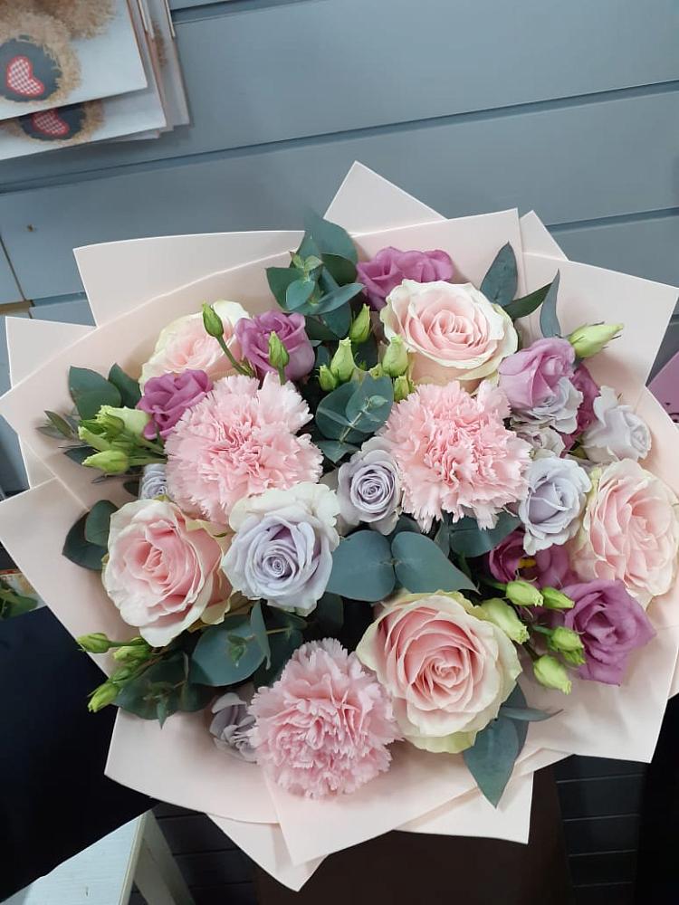 Букет цветов из: Розы, Гвоздики и Лизиантусы в Почепе